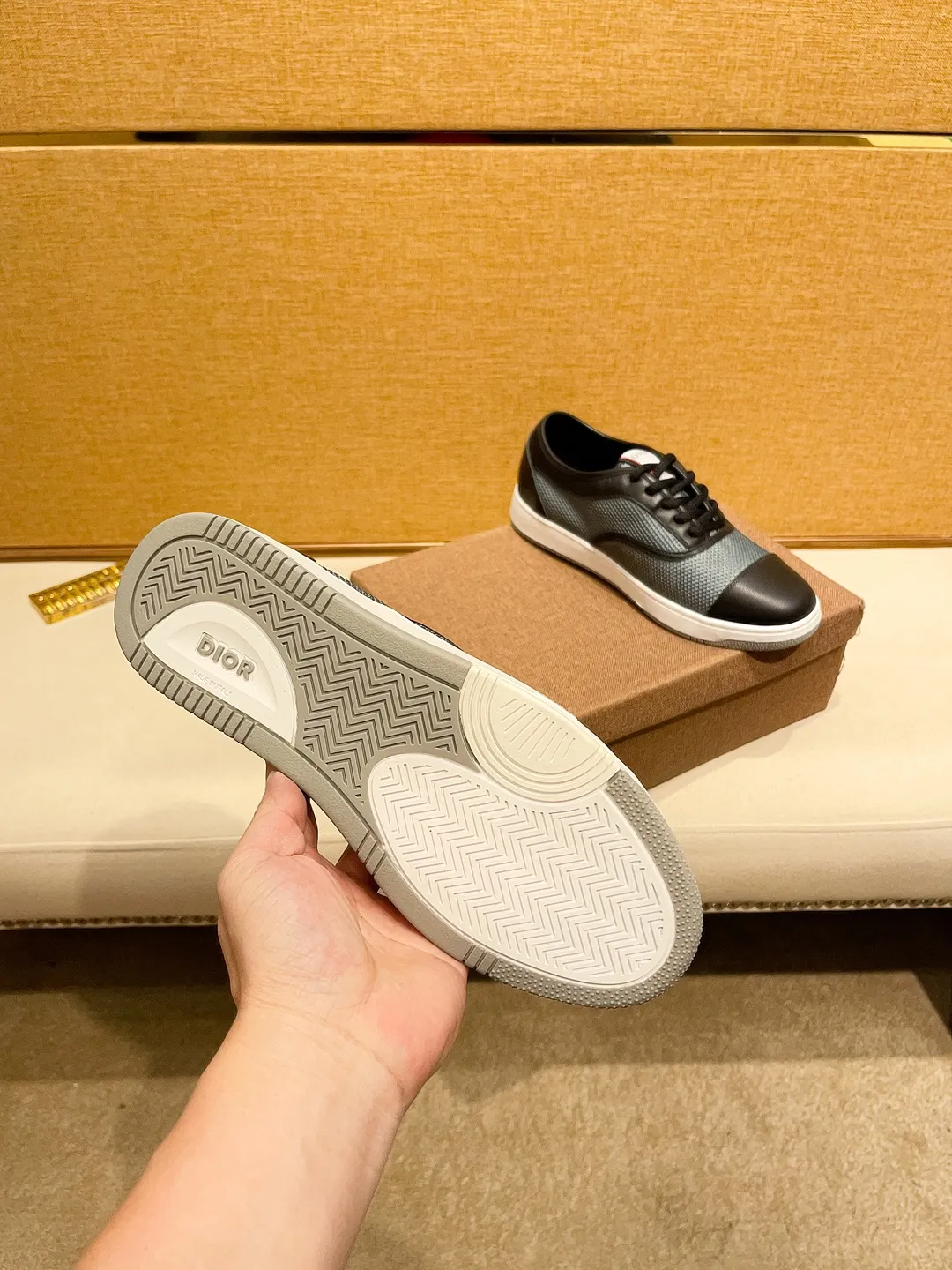 Factory price 420🔥[Dior] Dior’s new model is carefully crafted and set off the audience! An international brand that continues to innovate. This men's all-season casual shoe is the original version. The upper is made of cowhide material and the leather feet are super lightweight. The outsole is ultra-light and non-slip. It is breathable and comfortable and the quality speaks for itself. Color: Multiple colors available. Size: 38-44 (45 customized)